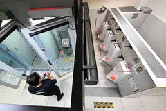KEMUDAHAN BARU: Sistem Pemantauan Automatik Penjara atau Pass, merupakan kemudahan baru yang berupaya mengenal pasti identiti serta memeriksa dan menghasilkan keputusan ujian air kencing pesalah secara automatik. Ia dapat menjimatkan masa dan tenaga manusia berbanding pelaksanaan ujian air kencing secara manual. - Foto BH oleh LIM YAOHUI