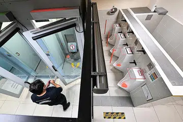 KEMUDAHAN BARU: Sistem Pemantauan Automatik Penjara atau Pass, merupakan kemudahan baru yang berupaya mengenal pasti identiti serta memeriksa dan menghasilkan keputusan ujian air kencing pesalah secara automatik. Ia dapat menjimatkan masa dan tenaga manusia berbanding pelaksanaan ujian air kencing secara manual. - Foto BH oleh LIM YAOHUI