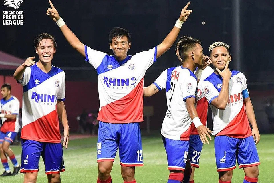 TIDAK AKAN MENYERAH: Nizam (dua dari kiri), diberi kepercayaan untuk memikul tanggungjawab sebagai kapten pasukan ketika perlawanan pembukaan SPL menentang Hougang United Mac lalu. Kini beliau bersedia untuk menyumbang kembali bagi membantu perjuangan Warriors. - Foto AIA SPL