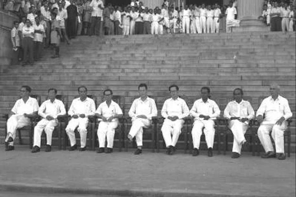 Kabinet Singapura pertama bergambar di luar Dewan Bandaraya. (Dari kiri) Encik Yong Nyuk Lin, Encik Ong Pang Boon, Encik Goh Keng Swee, Dr Toh Chin Chye, Perdana Menteri Encik Lee Kuan Yew, Encik Ong Eng Guan, Encik Ahmad Ibrahim, Encik S. Rajaratnam dan Encik K. M. Byrne