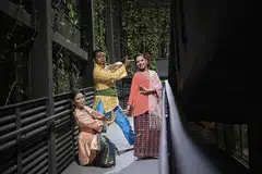 TERUSKAN MINAT GILAP BAKAT: Karyawan muda seperti (dari kiri) Cik Hartika Mokrah, Encik Ismail Jemaah dan Cik Raihanah Rahmat meneruskan kegiatan menari kerana cinta terhadap bidang ini dan keinginan memperkasa kemahiran dalam dunia tari Melayu. - Foto BM oleh ARIFFIN JAMAR