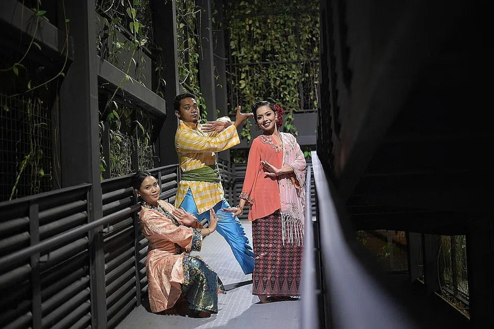 TERUSKAN MINAT GILAP BAKAT: Karyawan muda seperti (dari kiri) Cik Hartika Mokrah, Encik Ismail Jemaah dan Cik Raihanah Rahmat meneruskan kegiatan menari kerana cinta terhadap bidang ini dan keinginan memperkasa kemahiran dalam dunia tari Melayu. - Foto BM oleh ARIFFIN JAMAR