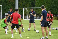 INGIN LEBIH KENAL PEMAIN: Jurulatih baru pasukan bola sepak nasional NIshigaya (tengah) memerhatikan pemainnya semasa sesi latihan pertama kelmarin. Beliau dan pasukan bola sepak nasional akan berangkat ke Abu Dhabi esok untuk meneruskan persiapan menghadapi kelayakan Piala Asia. - Foto BH oleh EUGENE GOH