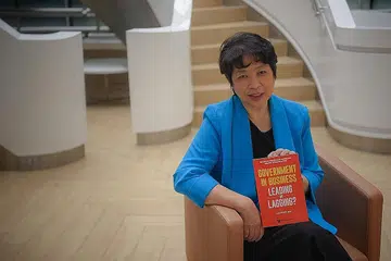 PELANCARAN BUKU: Mantan Menteri di Pejabat Perdana Menteri (PMO) Lim Hwee Hua lancar buku Governing In Business: Leading Or Lagging? di Auditorium Yayasan Lee di SIM Management House semalam. - Foto BH oleh MARK CHEONG
