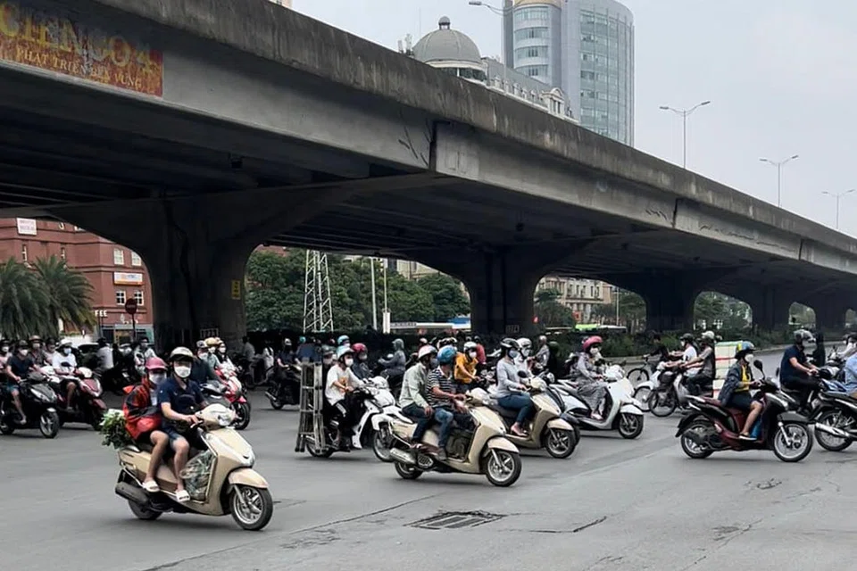 TRAFIK SESAK: Jalan raya Hanoi sesak dengan puluhan motosikal, pengangkutan utama di situ, yang bergerak pada satu masa. - Foto BM oleh HAKIM YUSOF