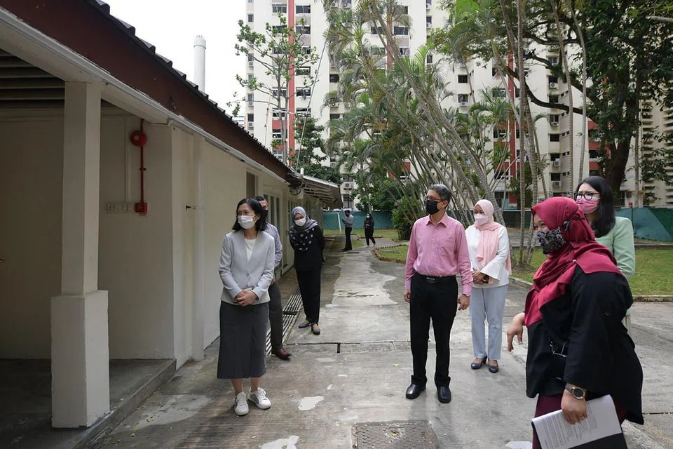 TEROKA KHIDMAT BARU: Dr Faishal (tengah) bersama Ketua Pegawai Eksekutif (CEO) PPIS, Cik Tuminah Sapawi (tiga dari kanan) serta Presiden PPIS, Cik Hazlina Abdul Halim (kanan, berkaca mata), semasa lawatan ke premis Rumah Peralihan Rise Above semalam. - Foto BH oleh NG SOR LUAN