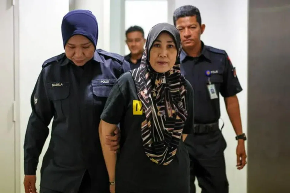 Norizan Ismail (tengah) layak dibicarakan berdasarkan laporan pemeriksaan psikiatri diperoleh dari Hospital Permai, Johor.