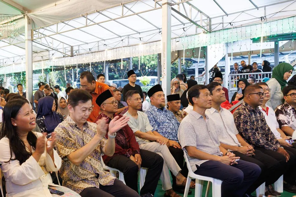 Mantan CEO Singapore Post (SingPost) Singapura, Encik Shahrin Abdol Salam, yang telah lama aktif sebagai pemimpin akar umbi di GRC West Coast, dilihat bersama barisan AP GRC Sembawang semasa pelancaran Bazar Raya Utara@Woodlands. Beliau (barisan kedua, berbaju kelabu) duduk di belakang Menteri Kesihatan, Encik Ong Ye Kung (barisan depan).