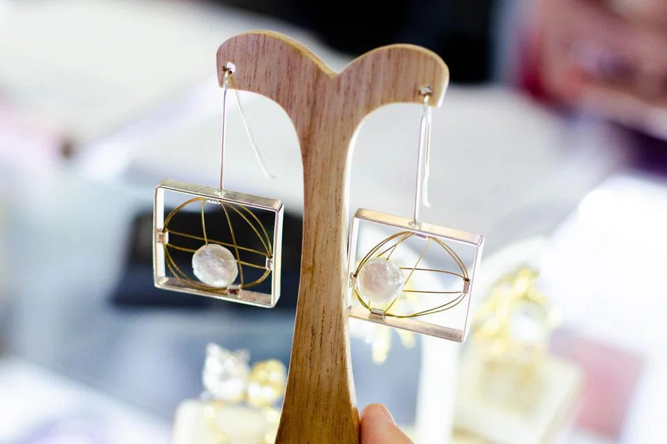 EKSPO BARANG KEMAS: Antara barang kemas yang dipamerkan di Ekspo Barang Kemas Antarabangsa Singapura (SIJE) 2018 yang berlangsung di Marina Bay Sands hingga esok.