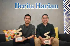 Wartawan berbilang media Berita Harian (BH), Encik Izwandi Azman (kiri) dan wartawan BH, Encik Muhaimin Suzaini memenangi anugerah “Berita Terbaik” bagi Anugerah Tahunan Pengurusan Kumpulan Media Inggeris/Melayu/Tamil (EMTM) 2023 SPH Media Trust.