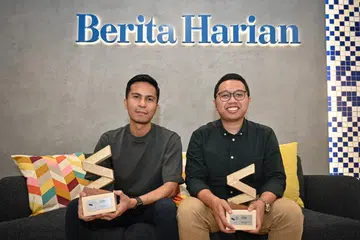 Wartawan berbilang media Berita Harian (BH), Encik Izwandi Azman (kiri) dan wartawan BH, Encik Muhaimin Suzaini memenangi anugerah “Berita Terbaik” bagi Anugerah Tahunan Pengurusan Kumpulan Media Inggeris/Melayu/Tamil (EMTM) 2023 SPH Media Trust.