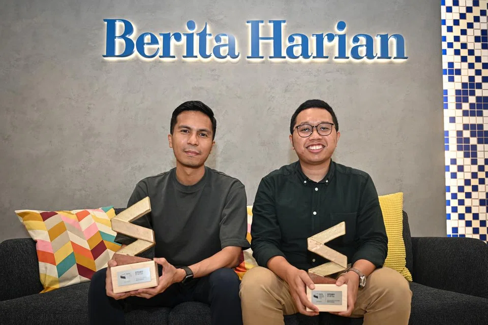 Wartawan berbilang media Berita Harian (BH), Encik Izwandi Azman (kiri) dan wartawan BH, Encik Muhaimin Suzaini memenangi anugerah “Berita Terbaik” bagi Anugerah Tahunan Pengurusan Kumpulan Media Inggeris/Melayu/Tamil (EMTM) 2023 SPH Media Trust.