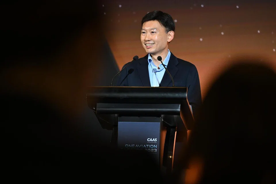 USAHA KURANGI PELEPASAN KARBON: Pemangku Menteri Pengangkutan, Encik Chee Hong Tat, menekankan perlunya mengambil pendekatan pragmatik bagi mengurangkan pelepasan karbon dalam industri penerbangan global dalam Dialog Peringkat Tinggi mengenai Pengangkutan Mampan.