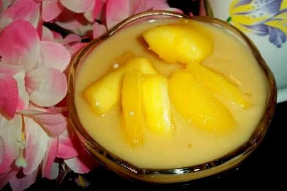 PELBAGAI JUADAH: Daripada bertanam ubi kayu di rumah sehingga membuat pengat ubi kayu - daya cipta orang Melayu terserlah, apatah lagi pada Ramadan. - Foto fail dan INTERNET