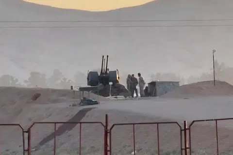 Gambar fail menunjukkan anggota tentera mengawal kemudahan nuklear di Zardanjan dekat Isfahan, Iran, pada 19 April 2024.
