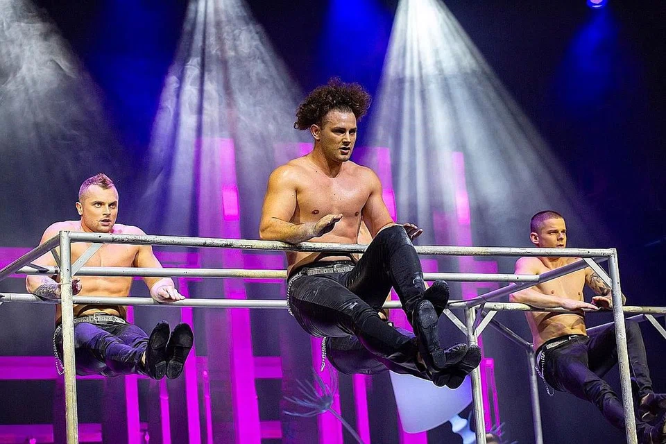 ORANG KUAT UKRAINE: Akrobat bertubuh sasa menggunakan palang besi sebagai prop menunjukkan aksi nekad. - Foto BH oleh ZALEHA ABDUL KADER