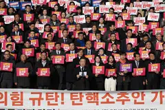 Ketua Parti Demokratik, parti pembangkang utama Korea Selatan, Encik Lee Jae-myung (tengah), semasa sidang media bersama dengan parti pembangkang lain dan aktivis masyarakat sivil untuk mendesak kelulusan usul pemecatan Presiden Yoon Suk Yeol di Dewan Nasional, Seoul, pada 6 Disember 2024. 
