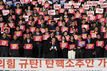 Ketua Parti Demokratik, parti pembangkang utama Korea Selatan, Encik Lee Jae-myung (tengah), semasa sidang media bersama dengan parti pembangkang lain dan aktivis masyarakat sivil untuk mendesak kelulusan usul pemecatan Presiden Yoon Suk Yeol di Dewan Nasional, Seoul, pada 6 Disember 2024. 