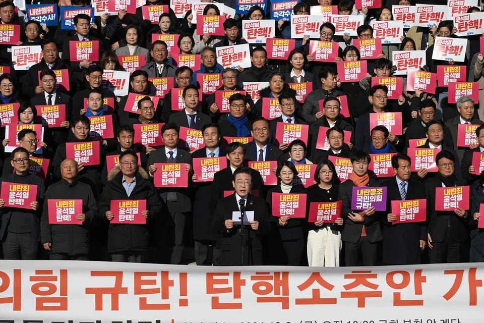 Ketua Parti Demokratik, parti pembangkang utama Korea Selatan, Encik Lee Jae-myung (tengah), semasa sidang media bersama dengan parti pembangkang lain dan aktivis masyarakat sivil untuk mendesak kelulusan usul pemecatan Presiden Yoon Suk Yeol di Dewan Nasional, Seoul, pada 6 Disember 2024. 