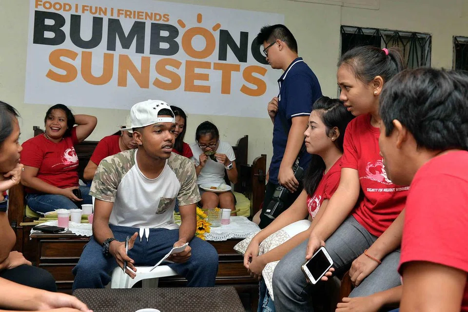 MENJALINKAN PERSAHABATAN: Encik Yuvaraj Suppiah (bertopi putih) merupakan salah seorang belia terlibat dalam inisiatif 'Bumbong Sunsets'. Beliau akan menulis cerita inspirasi seorang pekerja asing untuk buku yang akan dihasilkan Air Amber akhir tahun ini. - Foto M.O. SALLEH