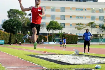 GIGIH BERLATIH: Suhairi gigih memperbaiki teknik lompatan semasa di sesi latihan di Stadium Bishan baru-baru ini. - Foto-foto IMAN ALIF 