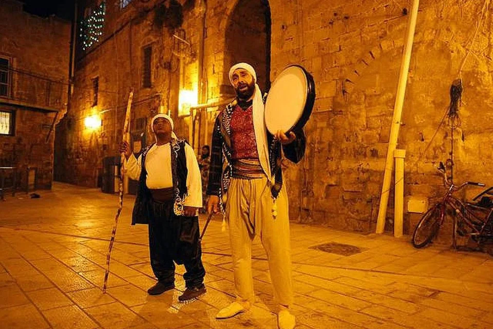 BUKAN ISLAM HIDUPKAN TRADISI RAMADAN: Michel Ayoub menghidupkan tradisi mesaharati, siap berbaju tradisional dan dengan dibantu Ahmed Al Rihawi, bagi mengejutkan penduduk Islam di kota pelabuhan Acre di Israel supaya bersahur walaupun beliau bukan seorang Muslim. - Foto fail AFP 