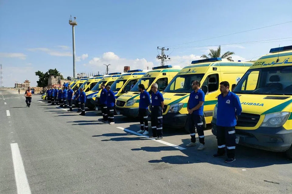SIAP JALANKAN TUGAS: Sejumlah ambulans dan kakitangan perubatan siap menunggu arahan dekat  lintasan Rafah untuk membawa mangsa yang cedera parah di Gaza menjalani rawatan di hospital di Mesir.