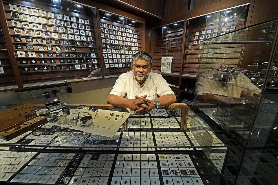 NAMA BAIK BAPA TERUS DIJAGA: Encik Mohd Akbar Sultan mengambil alih perniagaan intan permata daripada bapanya setelah orang tuanya itu meninggal dunia. Kini batu permatanya tetap dicari dan dipuji pelanggan yang percaya dengan mutu yang ditawarkan. - Foto BH oleh ALPHONSUS CHERN