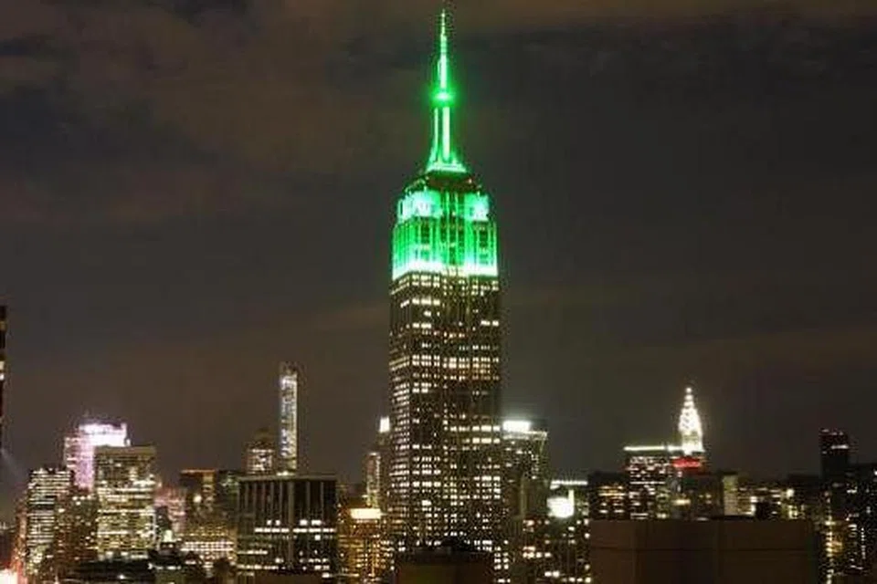 SAMBUT AIDILFITRI: Bangunan Empire State di New York, bermandikan cahaya hijau sebagai tanda sambutan Aidilftri bagi umat Islam. Bangunan itu terkenal menyinarkan warna lampu tertentu bagi perayaan keagamaan - warna pastel bagi Easter; biru dan putih untuk Hanukah; dan merah dan hijau bagi Krismas. - Foto AFP 
