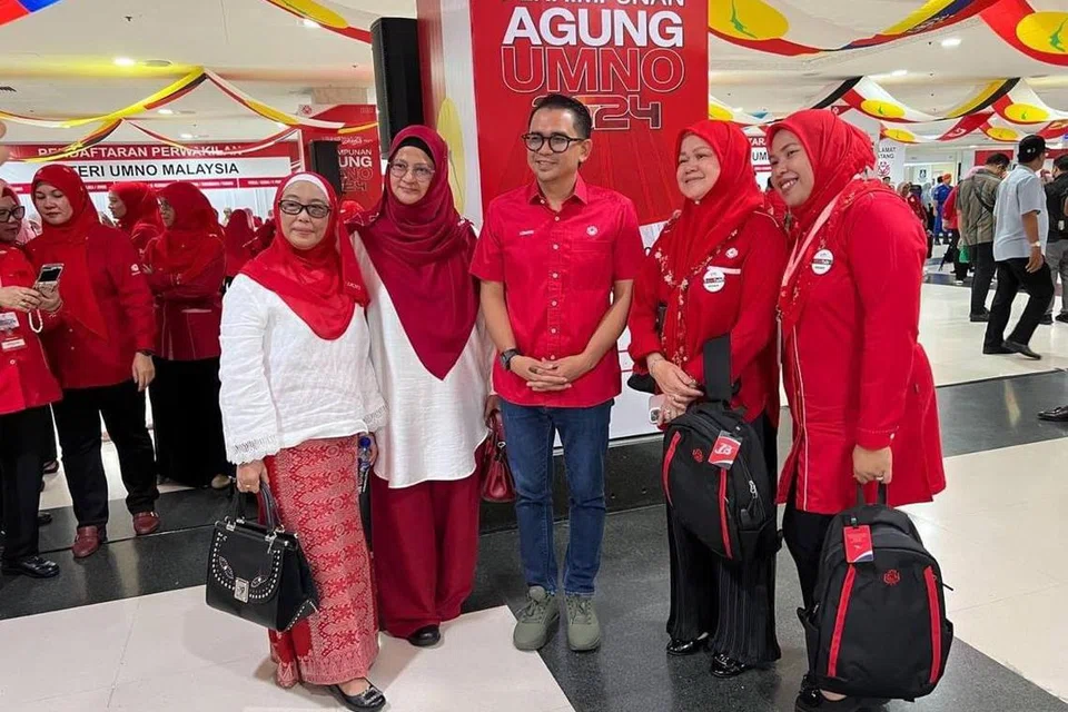 Ketua Pemuda Umno Kelantan, Encik Mohd Azmawi Fikri Abdul Ghani, yang berjaya merampas semula kerusi tradisi Barisan Nasional-Umno pada pilihan raya kecil Dewan Undangan Negeri (DUN) Nenggiri di Kelantan, pada 17 Ogos lalu, mencuri tumpuan ketika hadir ke Persidangan Agung Umno (PAU) 2024, di Kuala Lumpur. 