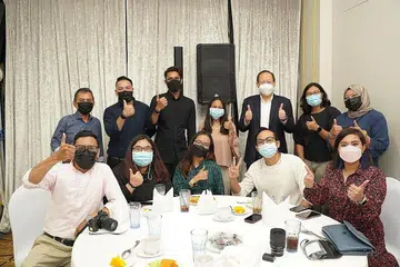 MAJLIS BUKA PUASA: Dr Tan See Leng (belakang, tiga dari kanan) dan Encik Saat A. Rahman (belakang, paling kiri) bersama kakitangan dan wartawan BH di majlis berbuka puasa yang diadakan di restoran The Red Velvet di Village Hotel Bugis semalam. - Foto BH oleh NUR DIYANA TAHA