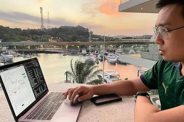 LABUR JANGKA PANJANG: Encik Muhammad Hasif memantau prestasi sahamnya dalam talian semasa 'staycation' di sebuah hotel di sini baru-baru ini. - Foto ihsan HASIF RUZAIWAN