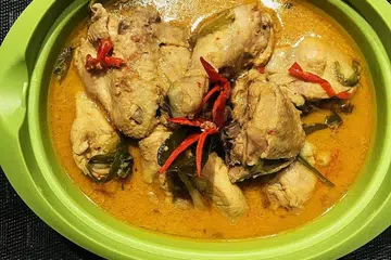 ENAK: Lauk ayam lemak cili padi yang boleh dimakan dengan nasi atau roti.