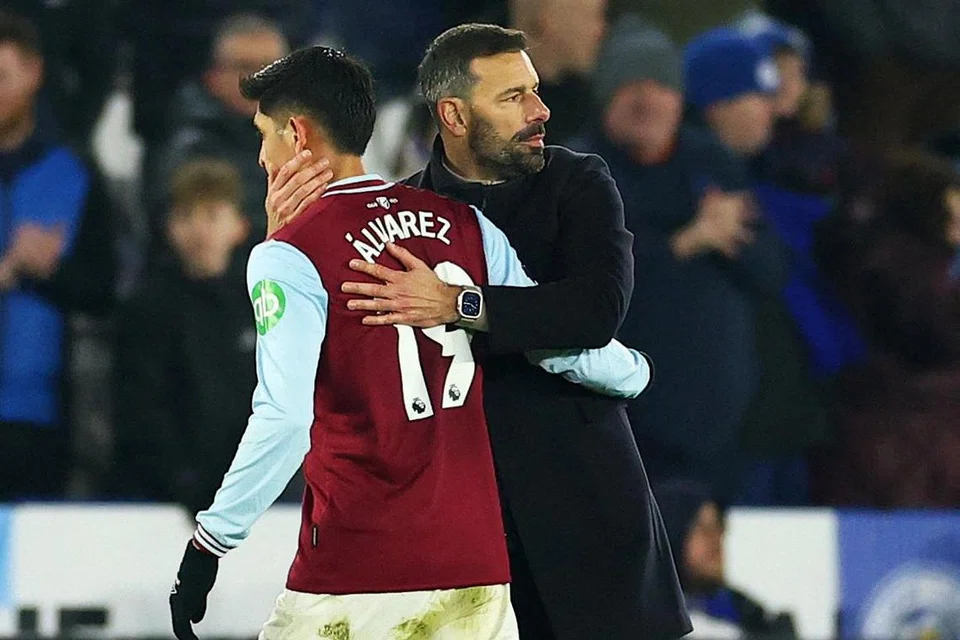 Pengurus baru Leicester City, Ruud van Nistelrooy (kanan), bersama pemain West Ham United, Edson Alvarez (kiri) di akhir perlawanan antara Leicester City dengan West Ham.