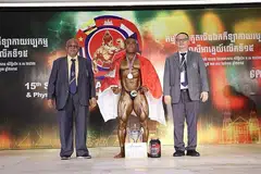 JUARA AKHIRNYA: Encik Shaifulhaq (tengah) bukan sahaja juara kategori yang disertai, malah muncul juara keseluruhan Mr Southeast Asia. - Foto ihsan SHAIFULHAQ AHMAD ISHAK