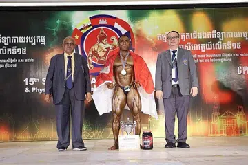 JUARA AKHIRNYA: Encik Shaifulhaq (tengah) bukan sahaja juara kategori yang disertai, malah muncul juara keseluruhan Mr Southeast Asia. - Foto ihsan SHAIFULHAQ AHMAD ISHAK