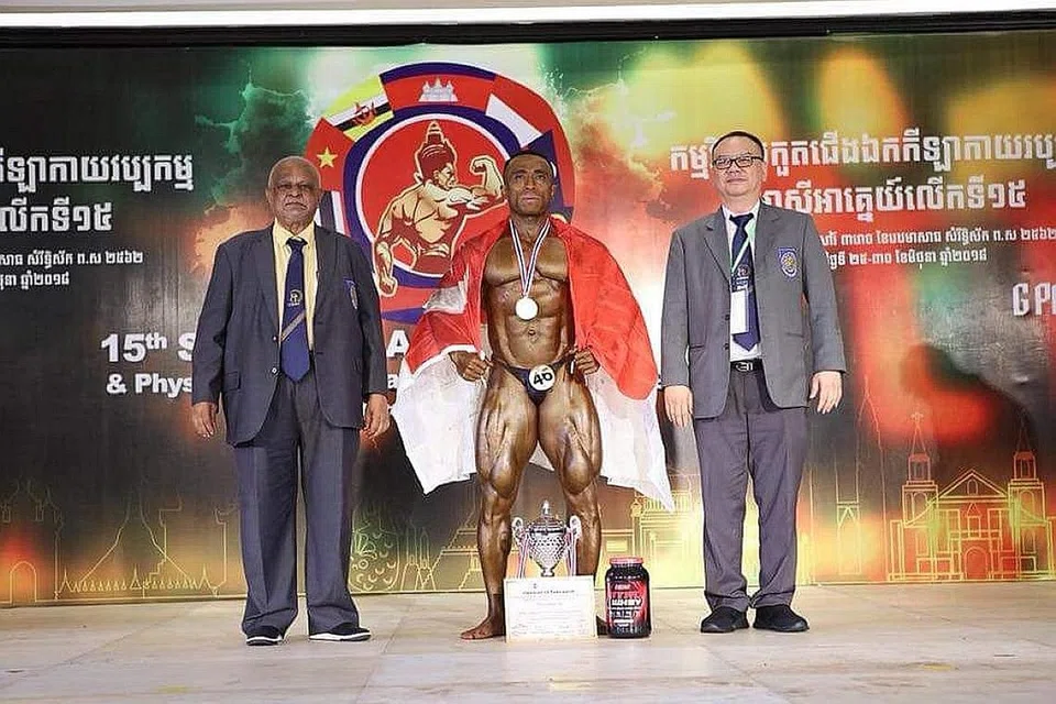 JUARA AKHIRNYA: Encik Shaifulhaq (tengah) bukan sahaja juara kategori yang disertai, malah muncul juara keseluruhan Mr Southeast Asia. - Foto ihsan SHAIFULHAQ AHMAD ISHAK