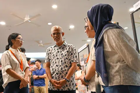 PERANAN PENTING: Encik Masagos Zulkifli Masagos Mohamad (dua dari kiri) berinteraksi bersama beberapa pekerja sosial di acara We Are FSC di Our Tampines Hub pada Jumaat. - Foto BH oleh SHAFIQ APANDI