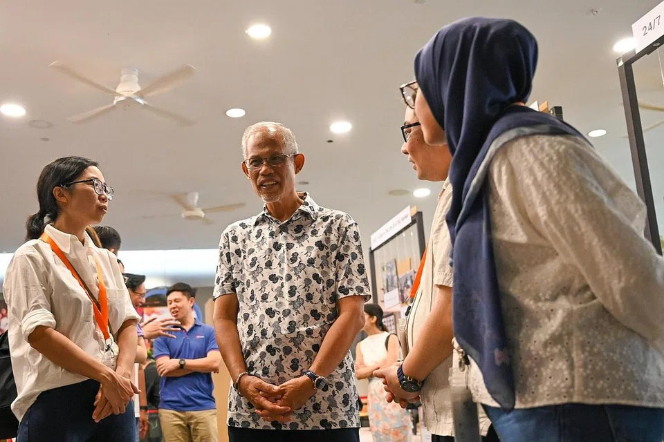 PERANAN PENTING: Encik Masagos Zulkifli Masagos Mohamad (dua dari kiri) berinteraksi bersama beberapa pekerja sosial di acara We Are FSC di Our Tampines Hub pada Jumaat. - Foto BH oleh SHAFIQ APANDI