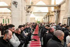 Jemaah Muslim menunaikan solat di kawasan Masjid Al-Aqsa di Baitulmakdis pada 9 April 2026, ketika gencatan senjata selama dua minggu dalam konflik Iran berkuat kuasa. 