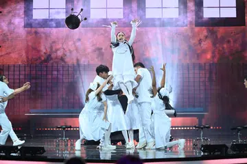 Ayda Jebat menyisipkan aksi silap mata yang membuatkan ramai terkejut apabila beliau tiba-tiba muncul di belakang juri, Datuk Seri Rossa, pada penghujung persembahan.