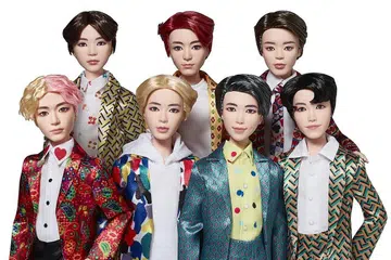 BAWA PULANG BTS: Tujuh patung kumpulan boyband Korea, BTS ini bakal dijual di beberapa gedung beli-belah dan kedai buku dengan harga $244.93 mulai 15 Ogos ini. - Foto MATTEL
