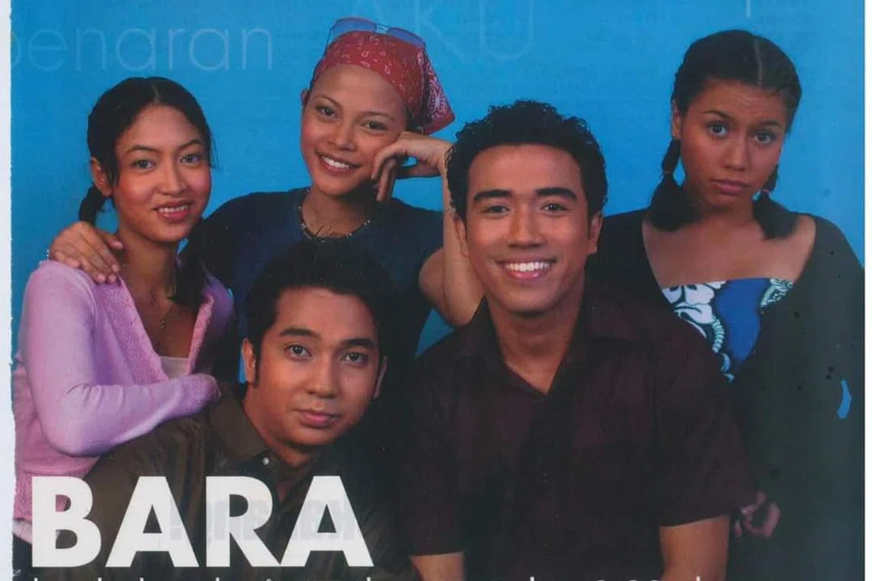BARISAN PELAKON: (Dari kiri) Elyani Hanim Mohamed, Zan Sofiyan, Erna Abdullah, Izwan Ali dan Fidi Hassim. 