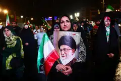Seorang wanita memegang poster pemimpin tertinggi Iran yang telah meninggal dunia, Ayatollah Ali Khamenei, ketika menyertai perhimpunan anti-Amerika Syarikat dan anti-Israel di Tehran pada 19 April 2026, di tengah gencatan senjata antara kedua-dua negara. Demonstrasi pro-kerajaan seperti ini mencerminkan sokongan terhadap kepimpinan Iran dan penentangan terhadap tekanan luar susulan konflik yang berterusan.