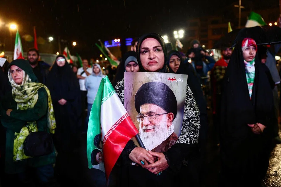 Seorang wanita memegang poster pemimpin tertinggi Iran yang telah meninggal dunia, Ayatollah Ali Khamenei, ketika menyertai perhimpunan anti-Amerika Syarikat dan anti-Israel di Tehran pada 19 April 2026, di tengah gencatan senjata antara kedua-dua negara. Demonstrasi pro-kerajaan seperti ini mencerminkan sokongan terhadap kepimpinan Iran dan penentangan terhadap tekanan luar susulan konflik yang berterusan.