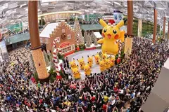 DIBANJIRI PEMINAT: Satu perarakan Pikachu diadakan di Lapangan Terbang Changi semalam menjadikannya perarakan pertama serupa itu diadakan di Singapura. Sebanyak 10 Pikachu bersaiz manusia menghiburkan pengunjung ke Terminal 3. 'Rakan' Pikachu lain turut berada di lapangan terbang itu, membuatnya tempat kunjungan ideal bagi 'hantu' Pokemon. - Foto CHANGI AIRPORT GROUP