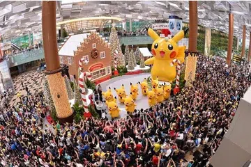 DIBANJIRI PEMINAT: Satu perarakan Pikachu diadakan di Lapangan Terbang Changi semalam menjadikannya perarakan pertama serupa itu diadakan di Singapura. Sebanyak 10 Pikachu bersaiz manusia menghiburkan pengunjung ke Terminal 3. 'Rakan' Pikachu lain turut berada di lapangan terbang itu, membuatnya tempat kunjungan ideal bagi 'hantu' Pokemon. - Foto CHANGI AIRPORT GROUP