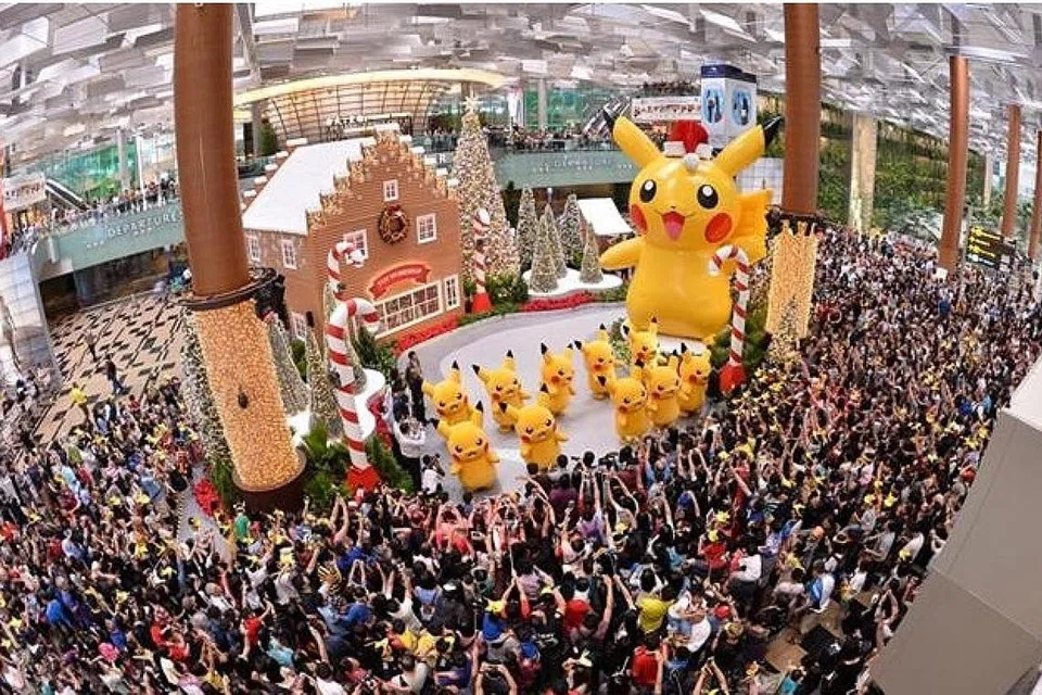 DIBANJIRI PEMINAT: Satu perarakan Pikachu diadakan di Lapangan Terbang Changi semalam menjadikannya perarakan pertama serupa itu diadakan di Singapura. Sebanyak 10 Pikachu bersaiz manusia menghiburkan pengunjung ke Terminal 3. 'Rakan' Pikachu lain turut berada di lapangan terbang itu, membuatnya tempat kunjungan ideal bagi 'hantu' Pokemon. - Foto CHANGI AIRPORT GROUP