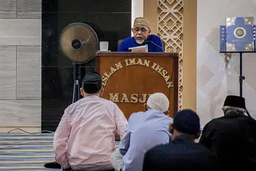 NIKMAT SYURGA: Ustaz Mohamad Rais dalam menyampaikan syarahan bertajuk 'Sifat-Sifat Ahli Syurga' di Masjid Al-Ansar baru-baru ini berkata ahli-ahli syurga akan mendapat pelbagai nikmat yang tak terhingga. - Foto BH oleh NUR DIYANA TAHA