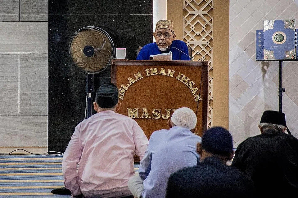 NIKMAT SYURGA: Ustaz Mohamad Rais dalam menyampaikan syarahan bertajuk 'Sifat-Sifat Ahli Syurga' di Masjid Al-Ansar baru-baru ini berkata ahli-ahli syurga akan mendapat pelbagai nikmat yang tak terhingga. - Foto BH oleh NUR DIYANA TAHA